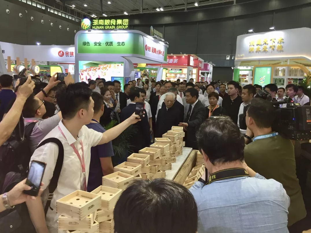 副省長何報翔正在向全國人大常委會原副委員長周鐵農介紹蒸瀏記蒸菜 副省長何報翔正在向全國人大常委會原副委員長周鐵農介紹蒸瀏記蒸菜