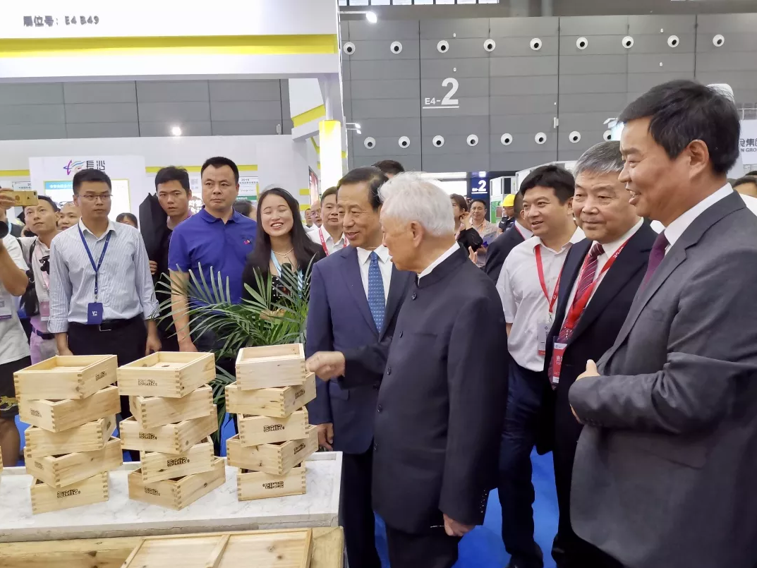 領導親臨現場參觀蒸瀏記展區